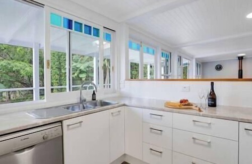 Booroobin House | Lakeside Retreat for 10 – Your Ultimate Getaway