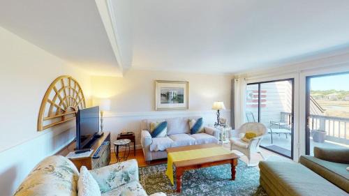 Litchfield by the Sea Villa | Lakeside Retreat Spacious 3BR 2BA Resort Amenities
