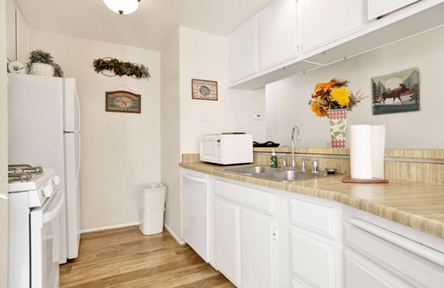 Boulder Bay Condo | Lakeside Retreat~ Walk to Lake ~ Condo~Boulder Bay