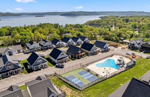 Hollister House | Lakeside Retreat