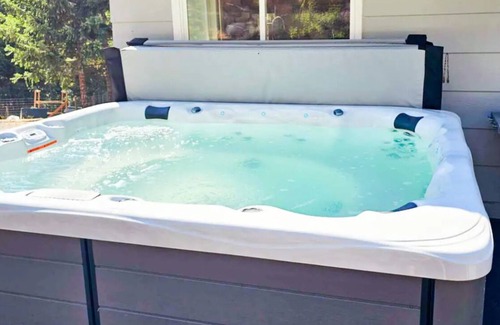 Sagle House | Lakeside Retreat With Hot Tub, Amazing Views, And An Animal Sanctuary!