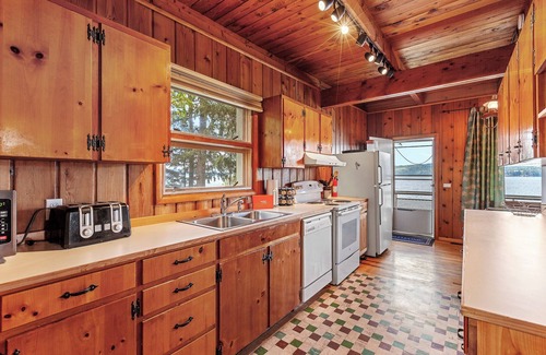 Harrison House | Lakeside Serenity | Retro Cabin | Great Dock | Private Suite