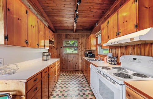 Harrison House | Lakeside Serenity | Retro Cabin | Great Dock | Private Suite