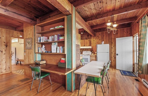 Harrison House | Lakeside Serenity | Retro Cabin | Great Dock | Private Suite