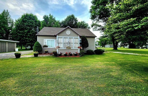 Ina House | Lakeside Shady Rest Home Away from Home blocks from Rend Lake and I57/I64