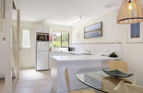 Jindabyne House | Lakeside Townhouse - 2BR Modern Townhouse l Lake Views l Balcony l Walking Distance To Town