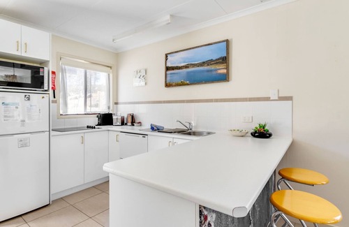 Jindabyne House | Lakeside Townhouse - 2BR Modern Townhouse l Lake Views l Balcony l Walking Distance To Town