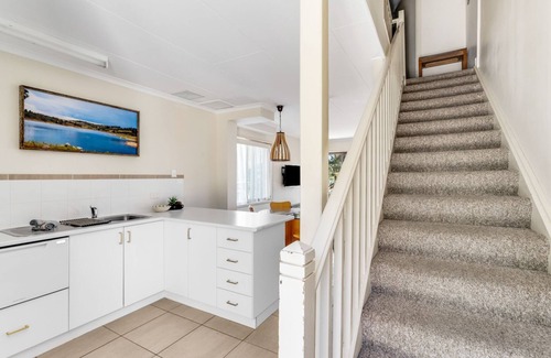 Jindabyne House | Lakeside Townhouse - 2BR Modern Townhouse l Lake Views l Balcony l Walking Distance To Town