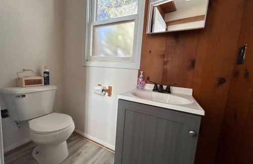Applegate House | LakesideCharm: 2BR, A/C, grill