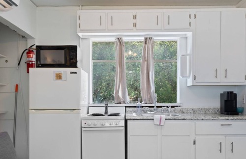 Volente Apartment | LakeTravis Cozy Bungalow 6