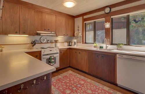 Tahoe Tavern House | Lakeview -10 minutes to Palisades Tahoe & Walk to Town!
