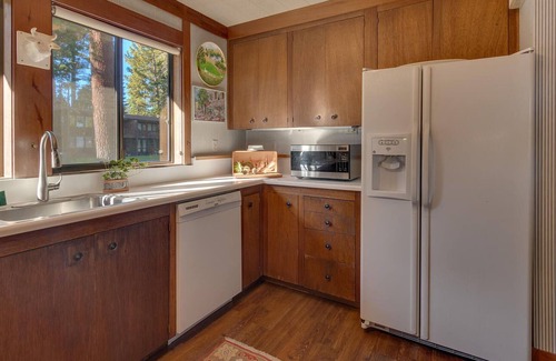 Tahoe Tavern House | Lakeview -10 minutes to Palisades Tahoe & Walk to Town!