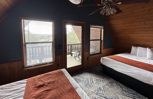Canyon Lake Resort | LAKEVIEW CABIN GRAND - UNIT D
