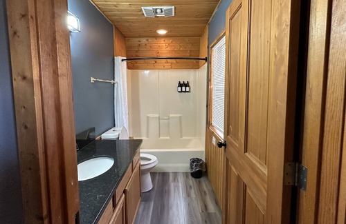 Canyon Lake Resort | LAKEVIEW CABIN GRAND - UNIT D