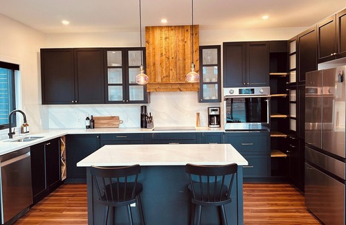 East Kootenay House | Lakeview Cabin.Private Beach.Walking Distance to Downtown