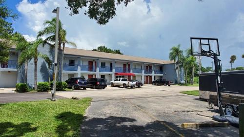 Taylor Creek Hotel | Lakeview Inn & Suites Okeechobee