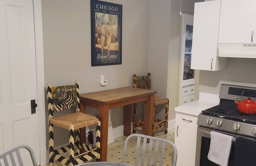 Lakeview Apartment | Lakeview/LincolnPark 2BR/1BA Updated Vintage Apartment in walkable neighborhood