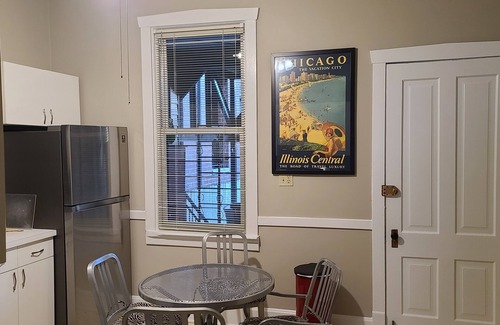 Lakeview Apartment | Lakeview/LincolnPark 2BR/1BA Updated Vintage Apartment in walkable neighborhood