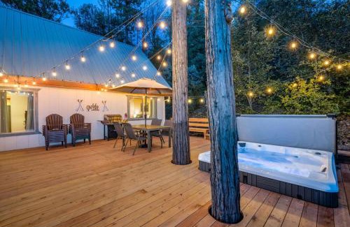 Bass Lake House | Lakeview Lodge w/Boat slip, hot tub, lake views