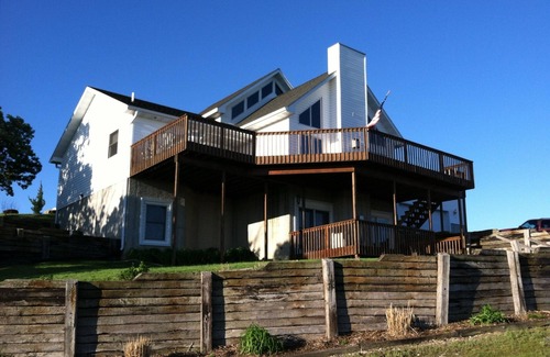 Crofton Cabin | Lakeview retreat with room for the whole family!