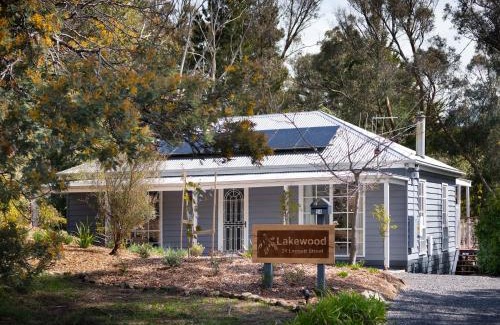 Daylesford House | Lakewood minutes walk to Lake Daylesford