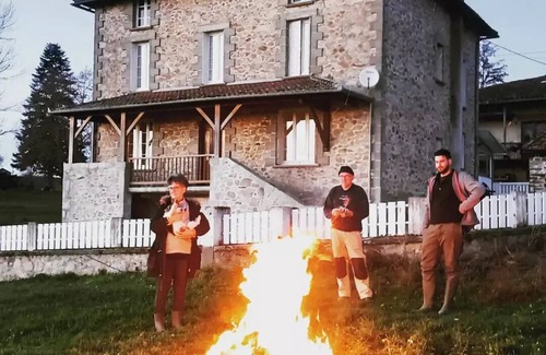 Quezac House | Lamalpapoche gîte in the heart of an old-fashioned farm with unusual animals.