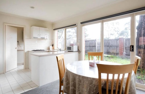 Oakleigh Hotel | Lamplighter Motel