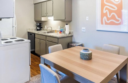 South Tulsa Apartment | Landing | Amazing 1BD, Gym, Clubhouse