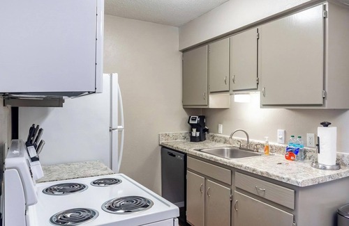 South Tulsa Apartment | Landing | Amazing 1BD, Gym, Clubhouse