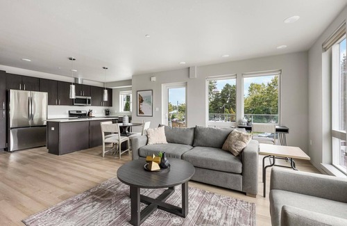 Hayden Island Apartment | Landing | Amazing 2BD, Gym, Courtyard