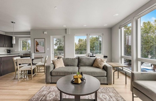 Hayden Island Apartment | Landing | Amazing 2BD, Gym, Courtyard