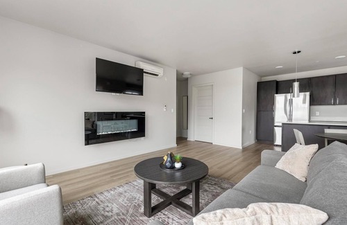 Hayden Island Apartment | Landing | Amazing 2BD, Gym, Courtyard