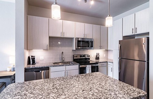 Civic Center Apartment | Landing at Civic Lofts - 1 Bedroom in Civic Center