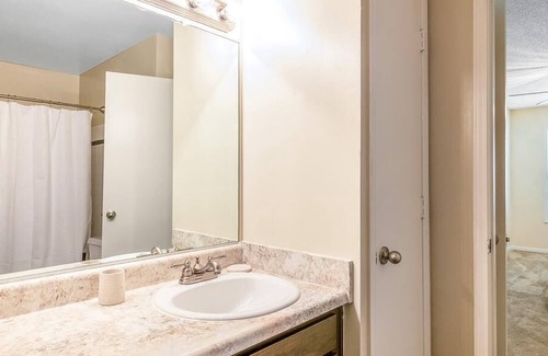 Winston - Salem Apartment | Landing at Crowne Oaks - 2 Bedrooms in Downtown Winston Salem