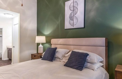 Winston - Salem Apartment | Landing at Crowne Oaks - 2 Bedrooms in Downtown Winston Salem