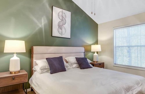 Winston - Salem Apartment | Landing at Crowne Oaks - 2 Bedrooms in Downtown Winston Salem