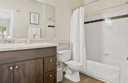 Winston - Salem Apartment | Landing at Crowne Oaks - 2 Bedrooms in Downtown Winston Salem