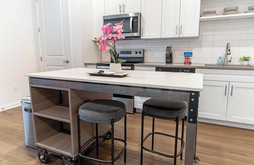 Davenport Apartment | Landing at Florence Villa - 3 Bedrooms in Four .