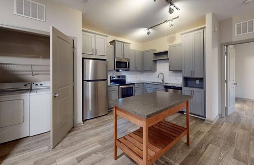 Paw Creek Apartment | Landing at Highland Park at Northlake - 1 Bedroom in Wedgewood