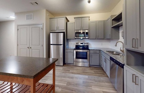 Paw Creek Apartment | Landing at Highland Park at Northlake - 1 Bedroom in Wedgewood