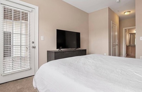 Colfax Apartment | Landing at The Plantation at Pleasant Ridge - 2 Bedrooms in Downtown Greensboro