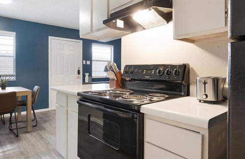 Southside Apartment | Landing at Villa de Oro - 1 Bedroom in South San/Kelly