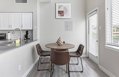 Fort Worth Apartment | Landing | Beautiful 1BD, Gym, Courtyard
