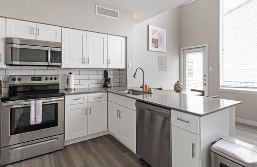 Fort Worth Apartment | Landing | Beautiful 1BD, Gym, Courtyard