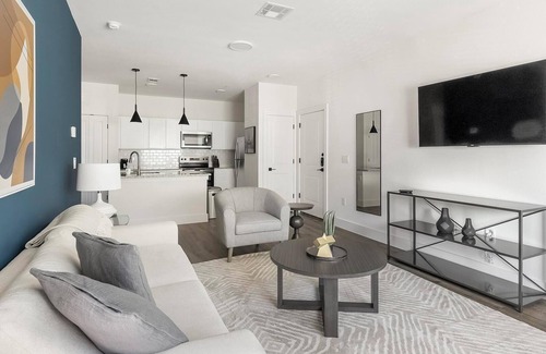 Venus Apartment | Landing | Beautiful 1BD, Pool, Clubhouse