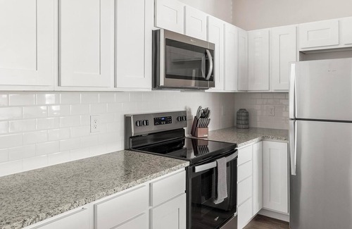 Venus Apartment | Landing | Beautiful 1BD, Pool, Clubhouse