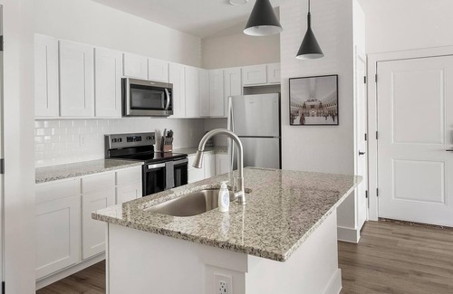 Venus Apartment | Landing | Beautiful 1BD, Pool, Clubhouse