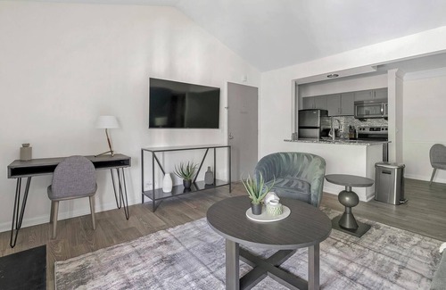 Green Hills Apartment | Landing | Beautiful 1BD, Courtyard, Pool