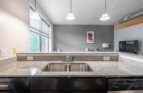 Church Hill Apartment | Landing | Beautiful 1BD, Courtyard, Rooftop Lounge