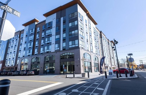 Carteret Apartment | Landing | Beautiful 2BD, Courtyard, Gym